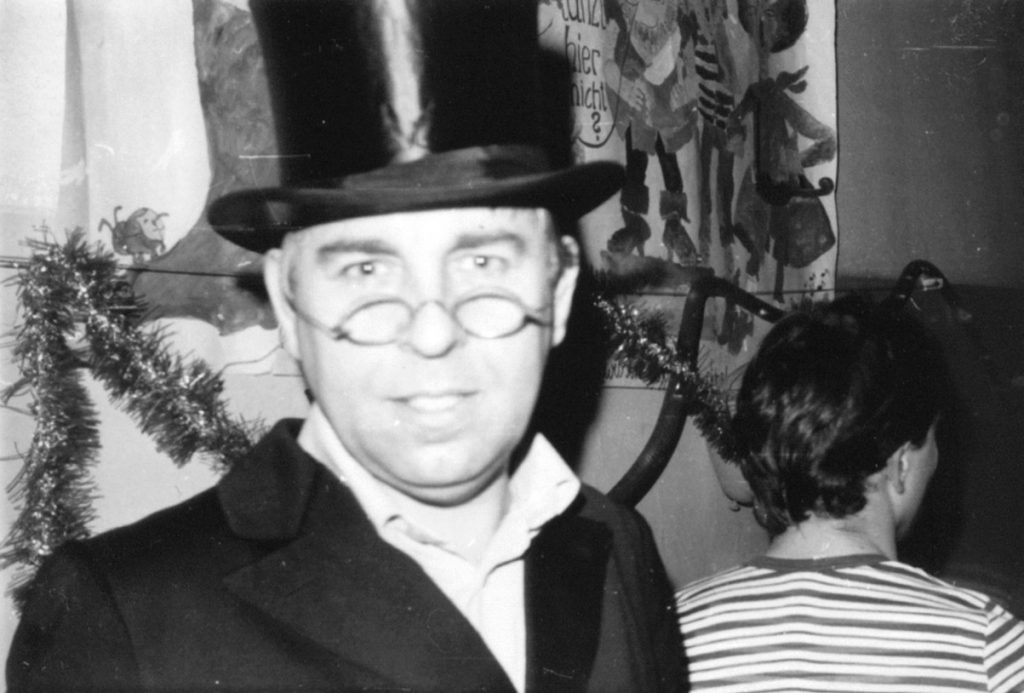 Hans Heinrich Kleindienst mit Zylinder bei einem Schulfest 1983 in der 79. POS