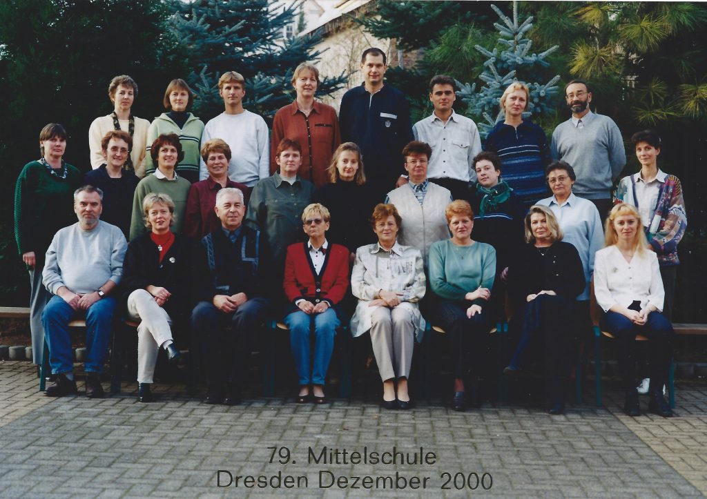 Lehrerkollegium der 79. Mittelschule im Jahr 2000, Schuldirektor Hans Heinrich Kleindienst (1. Reihe 3. von links)