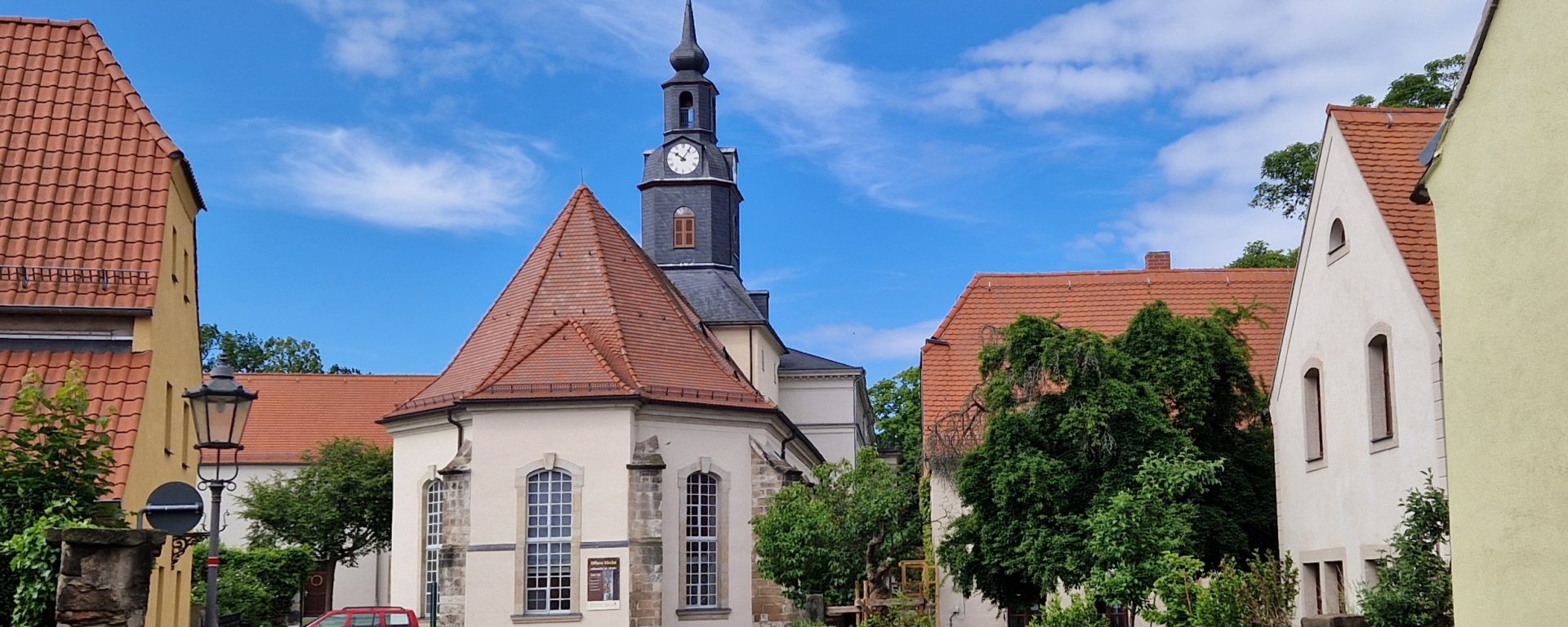 Tag des offenen Denkmals Führung durch Lockwitz, Blick auf die Kirche.