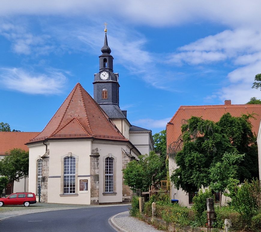 Tag des offenen Denkmals Führung durch Lockwitz, Blick auf die Kirche.